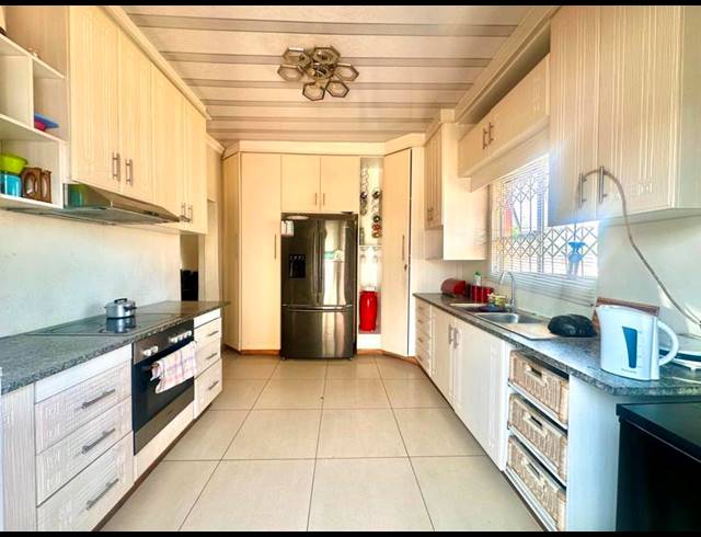 2 BEDROOM HOUSE FOR SALE IN KWANDENGEZI